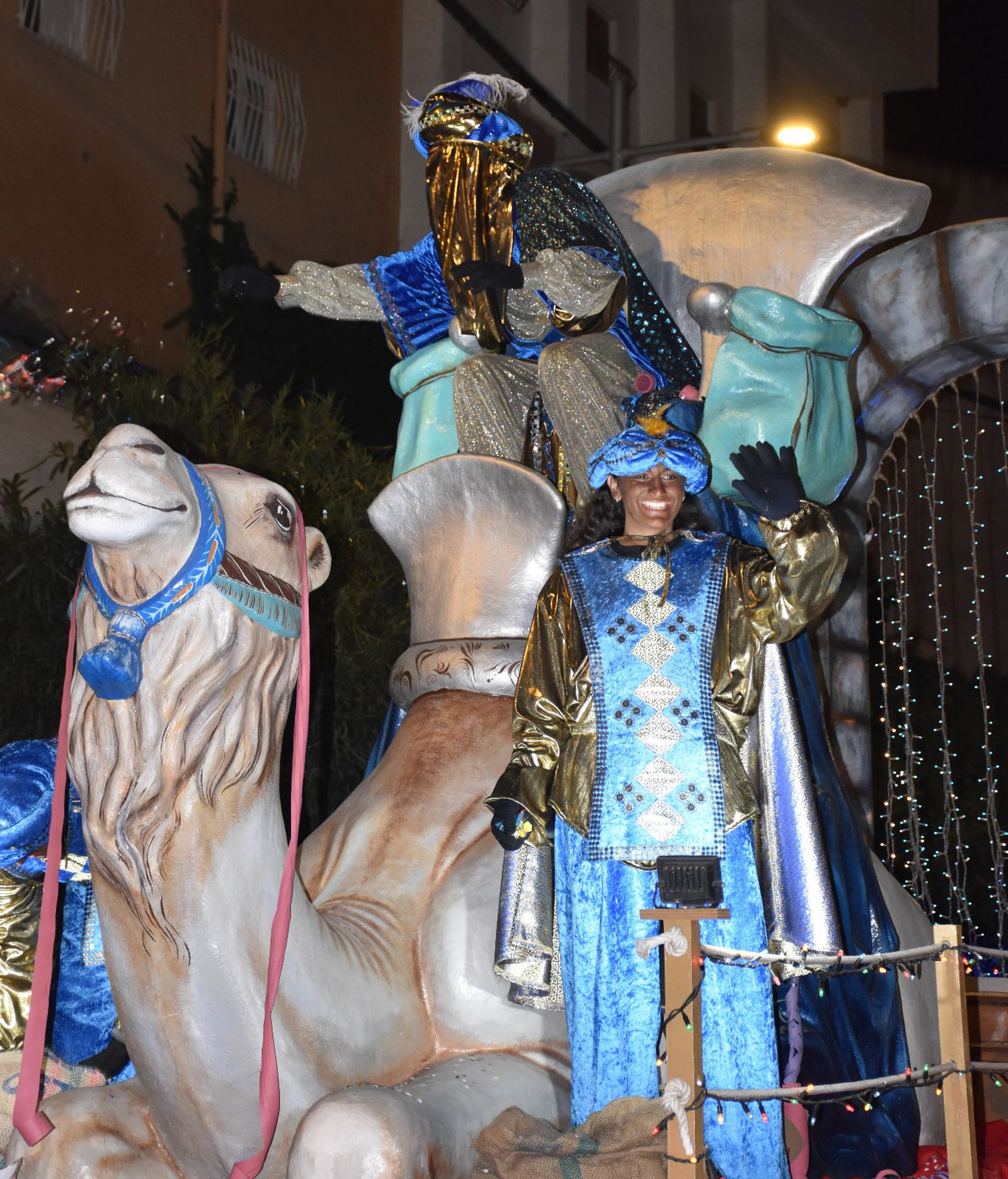 Macael desborda ilusión en la visita de los Reyes Magos: la cabalgata, en imágenes