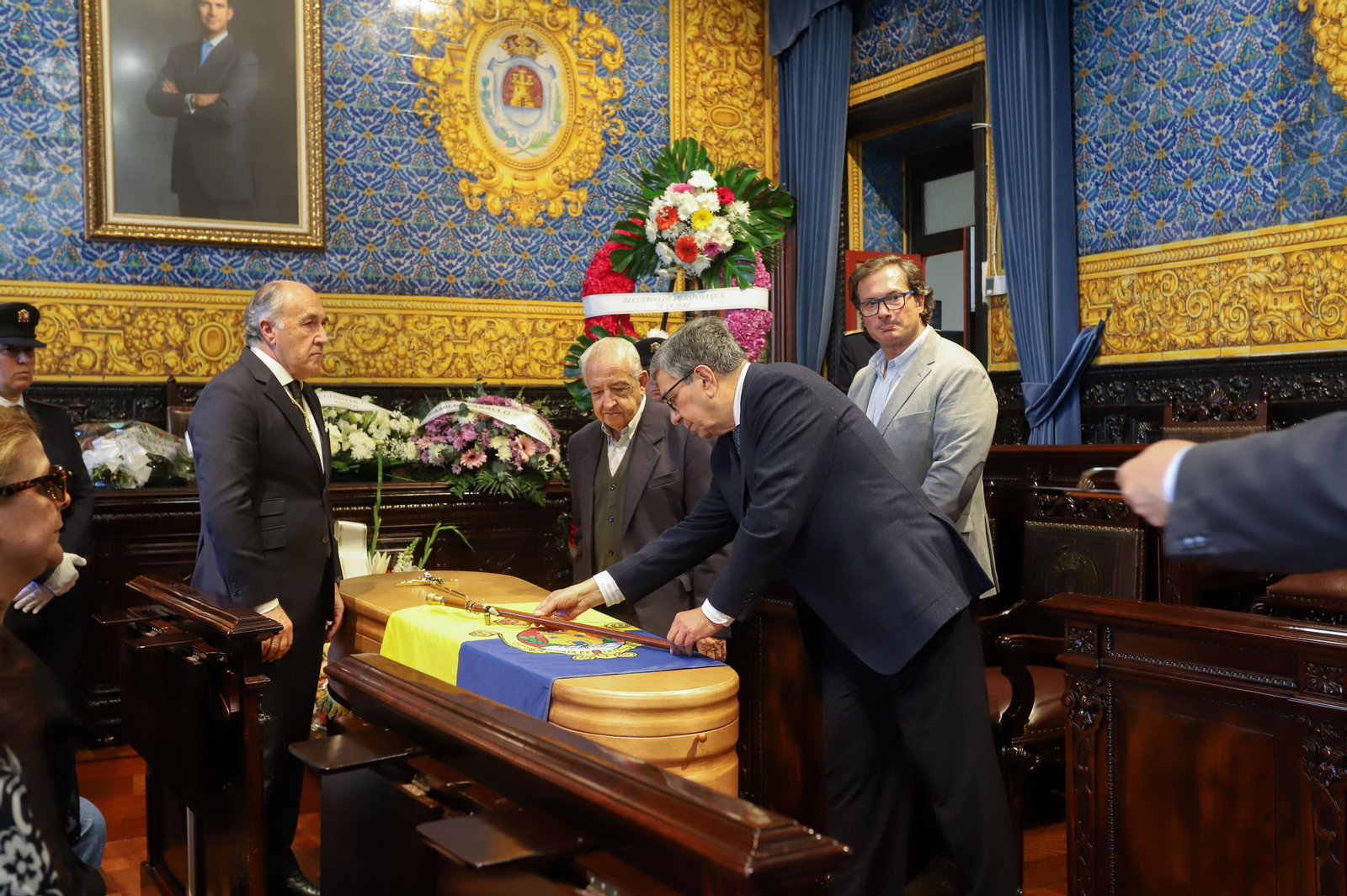 Imágenes de la capilla ardiente de Ernesto Delgado instalado en el Salón de Plenos del Ayuntamiento de Algeciras