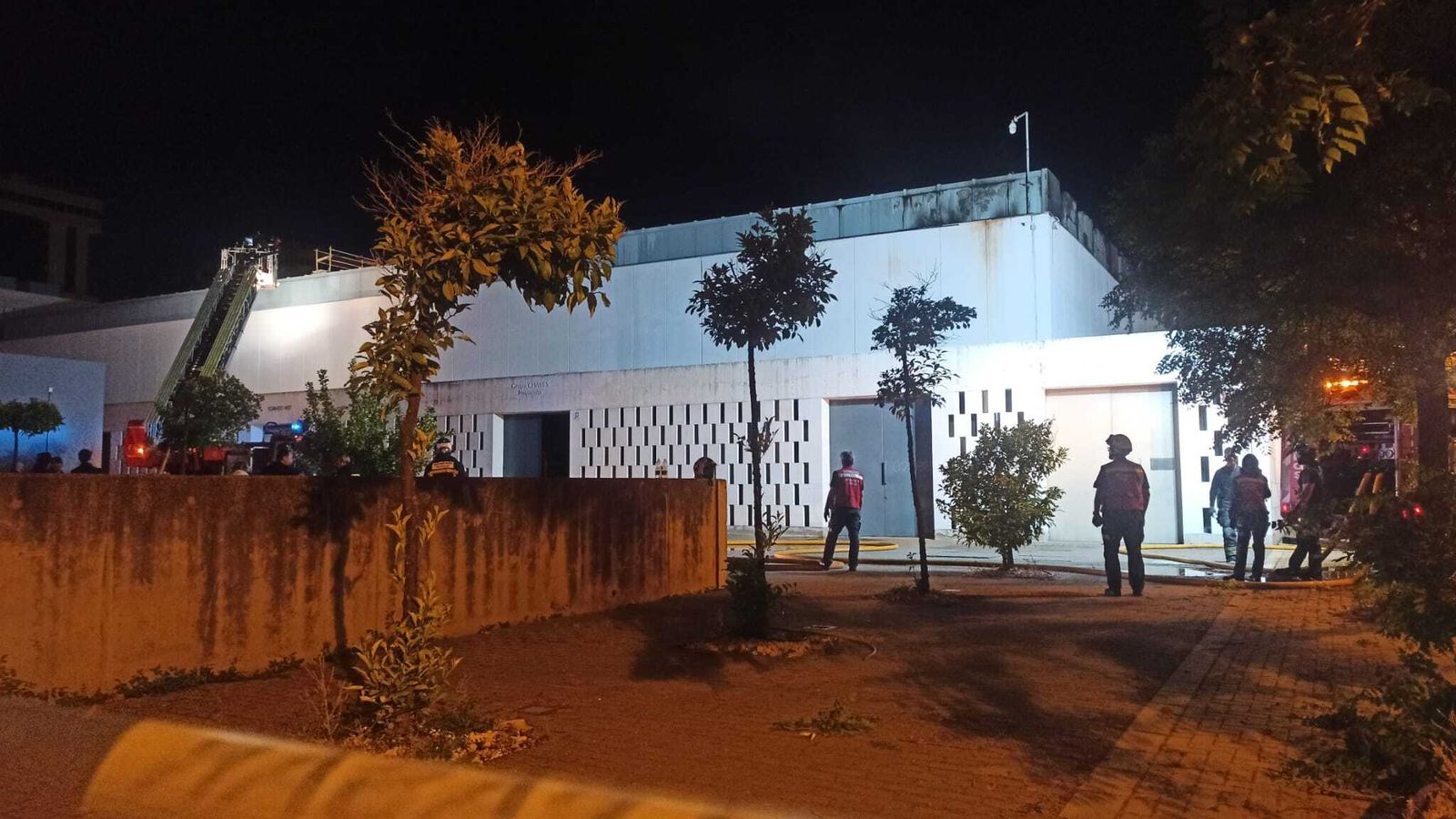 Los Bomberos, durante las labores de extinción en el polígono Arte Sacro.