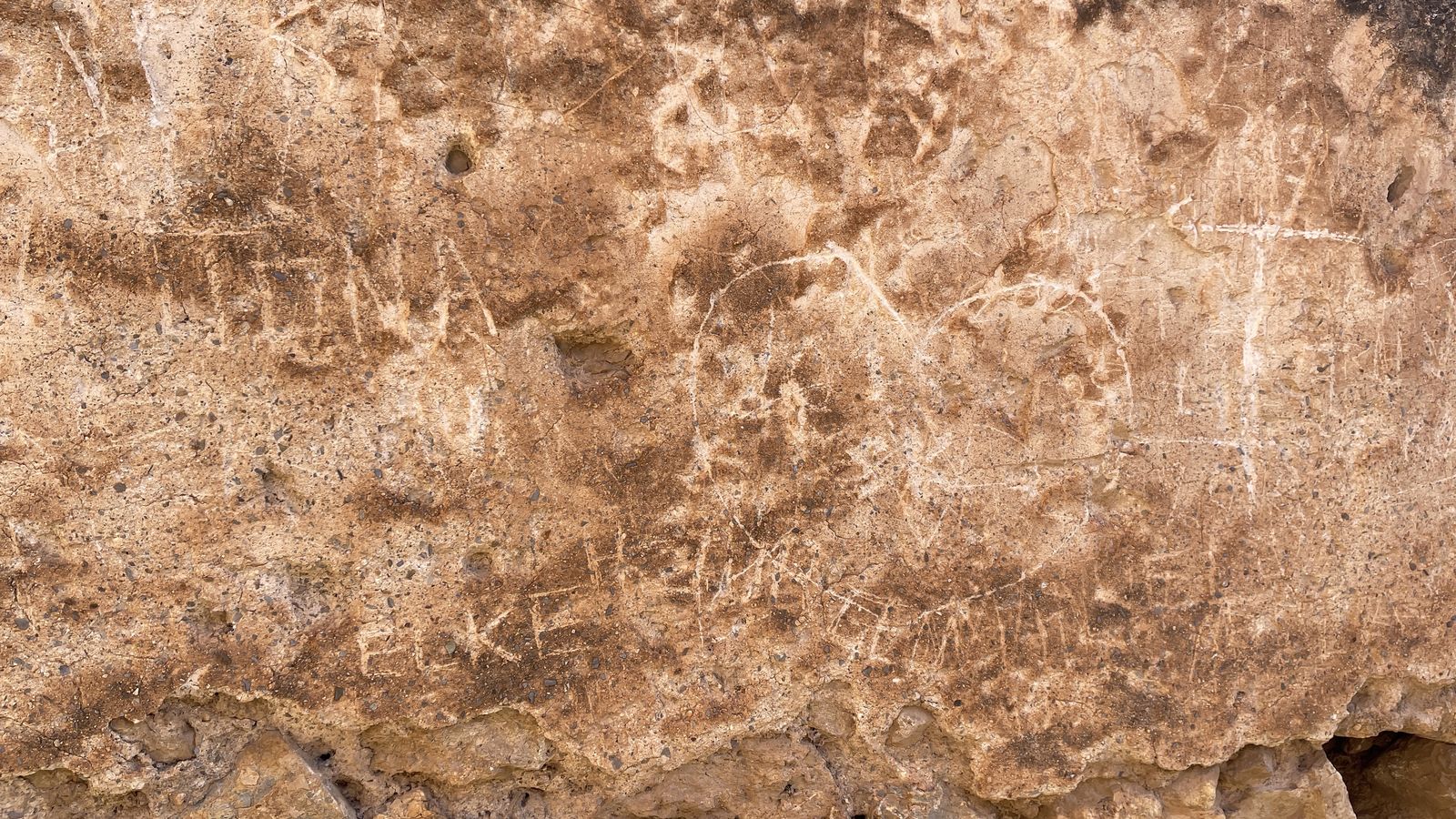 Escritos hechos sobre las paredes del templo de Teresa.