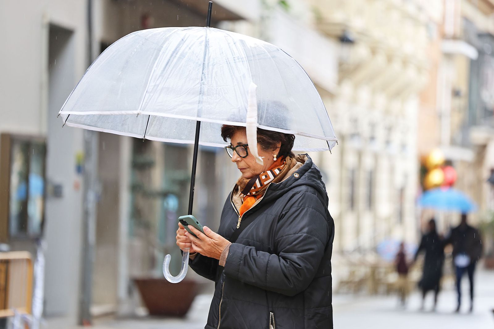 Las calles de la ciudad se inundan de paraguas en la invernal mañana de sábado