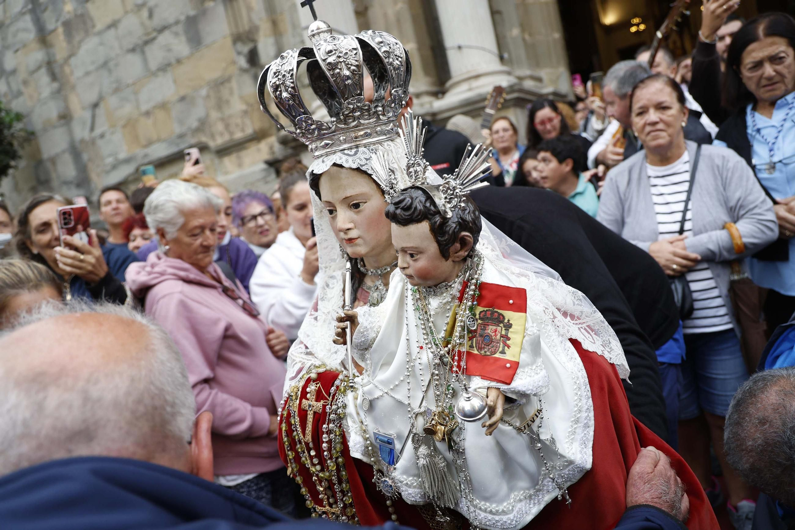 La Virgen de la Luz, patrona de Tarifa, regresa a su santuario entre el fervor y la lluvia