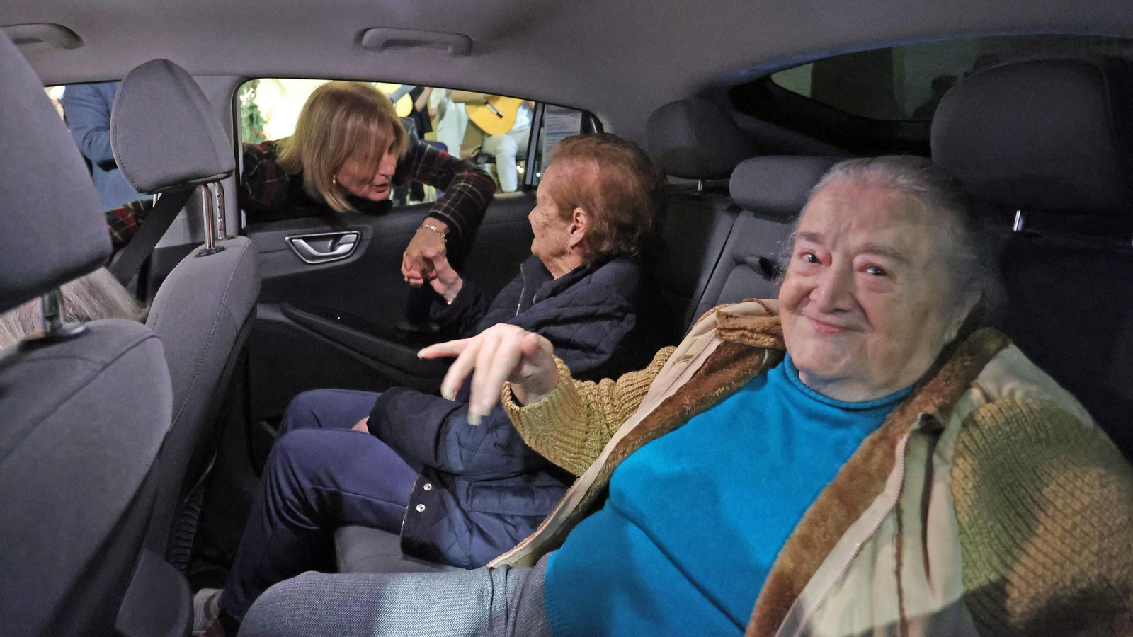 Imágenes de la caravana solidaria de los taxistas con los mayores por el alumbrado navideño de Jerez