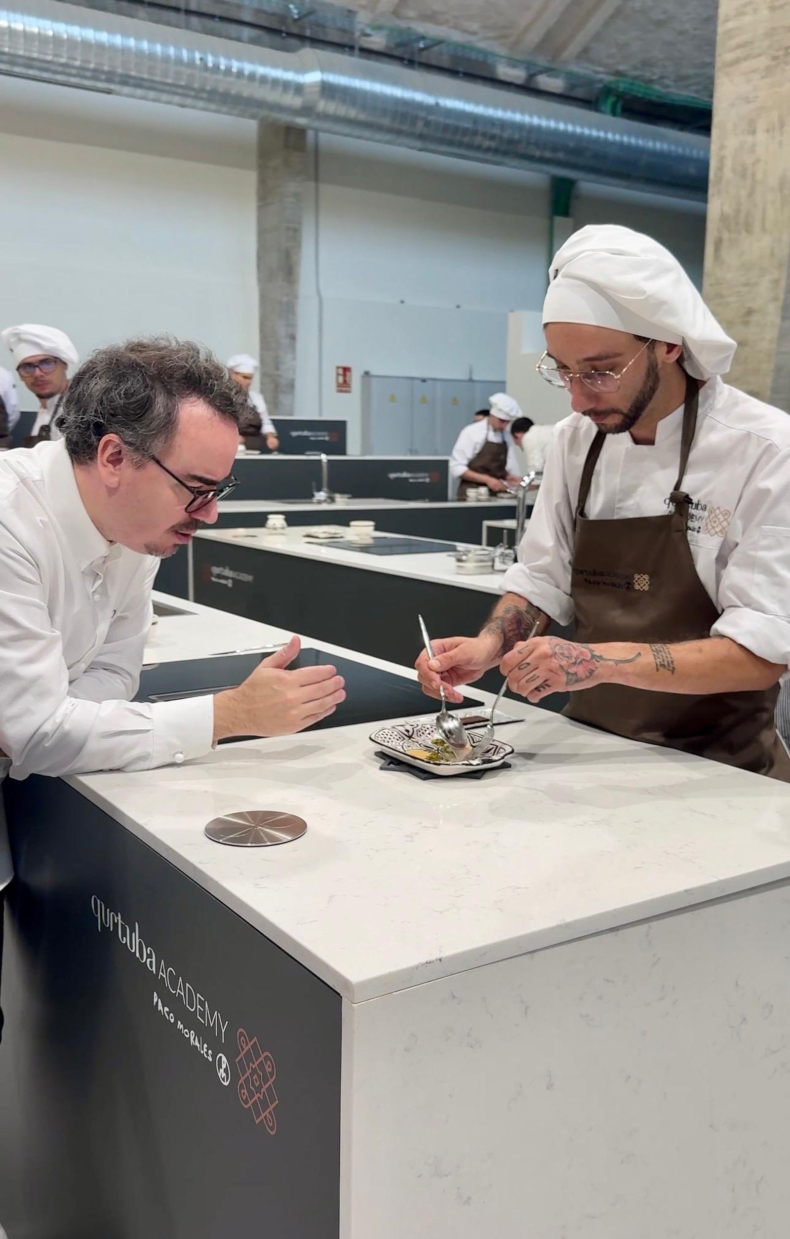 Paco Morales junto a un alumno de Qurtuba Academy