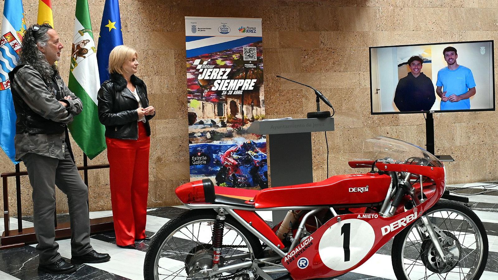 María José García-Pelayo y Pepe Hermosín, viendo el vídeo de los hermanos Márquez anunciando su presencia en Jerez.