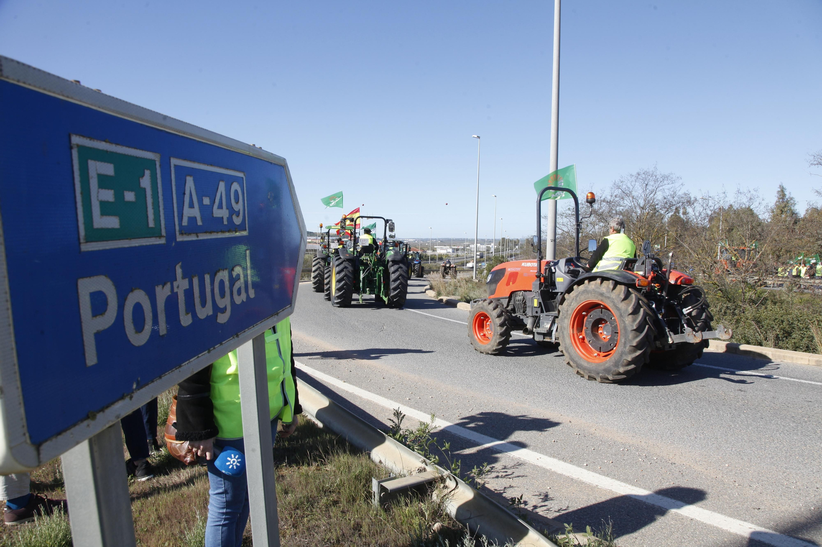 Imágenes de la manifestación de agricultores en el Puente Internacional del Guadiana