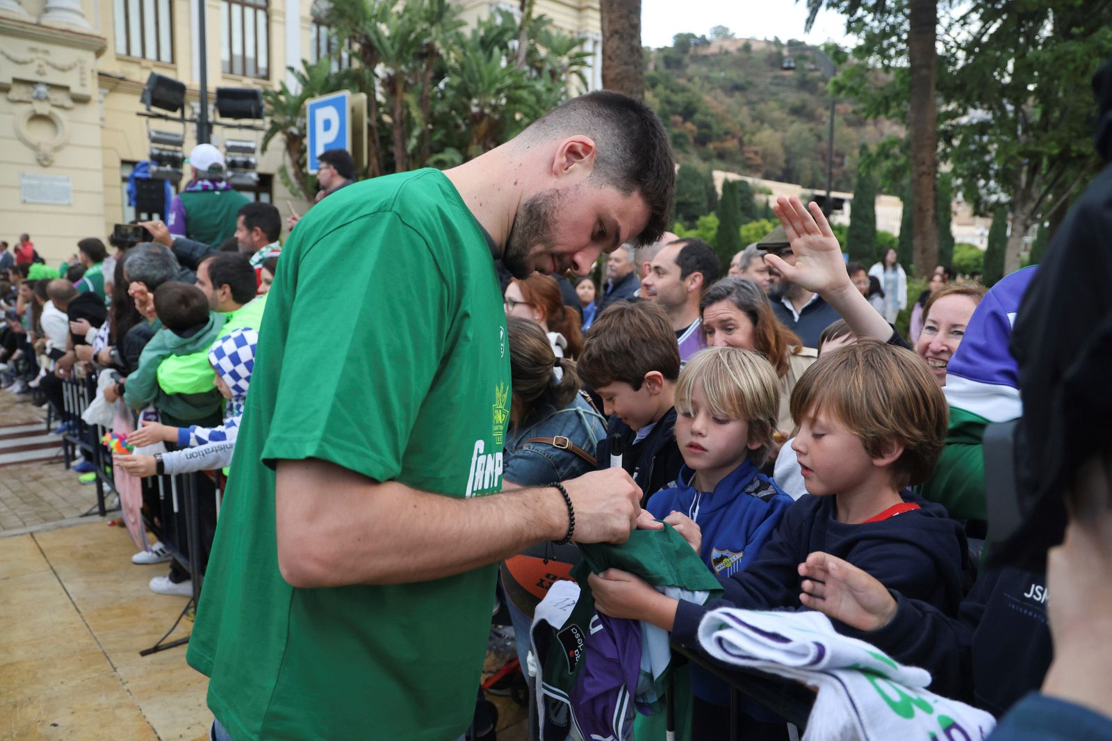 El Unicaja celebra en las calles de Málaga el título de la BCL