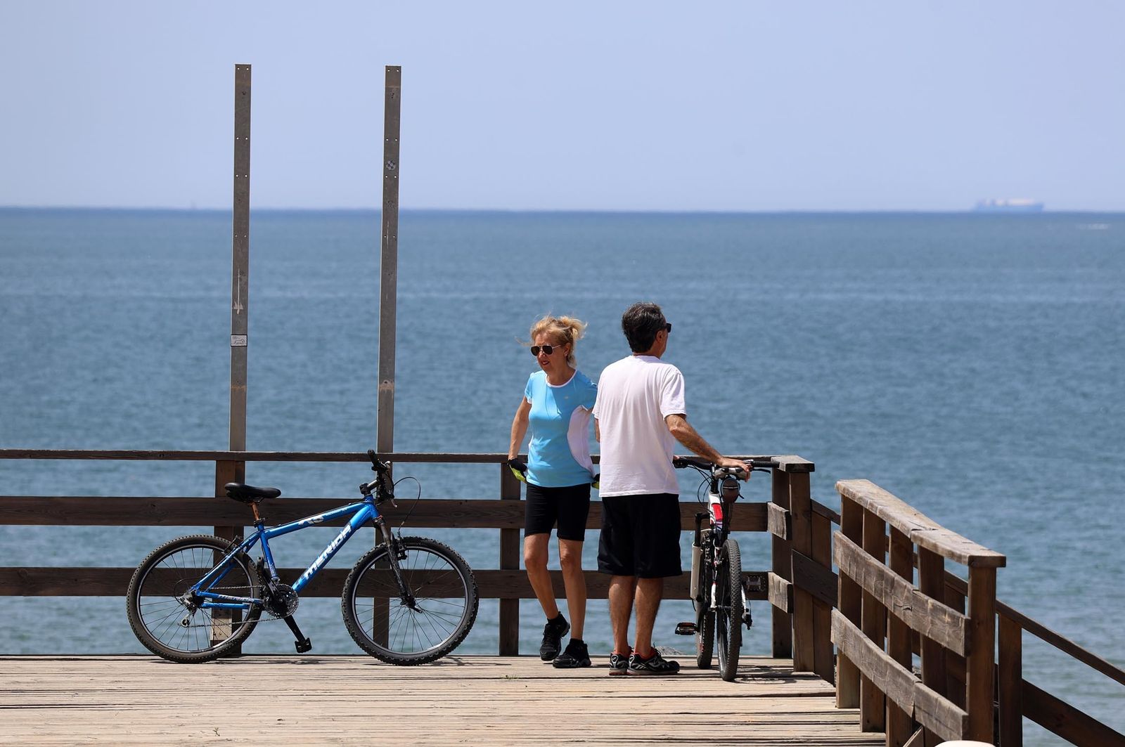 Imágenes del ambiente en las playas de Matalascañas, La Bota y Mazagón durante la mañana del domingo