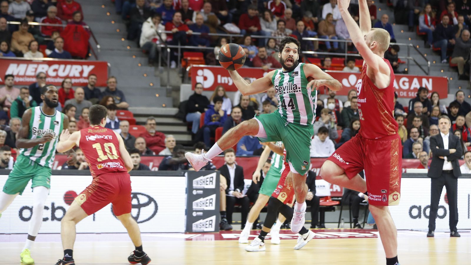 Pepe Pozas intenta doblar un pase a un compañero ante Hlinason.