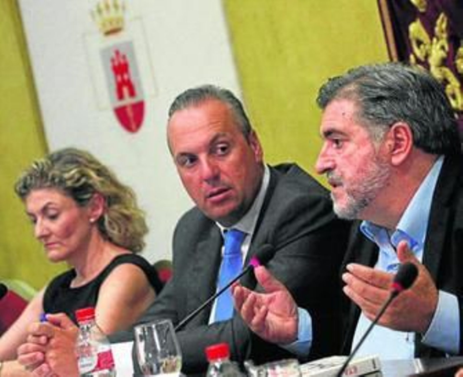 Eguiguren ante la mirada atenta de Ruiz Boix, ayer en el Palacio de los Gobernadores.