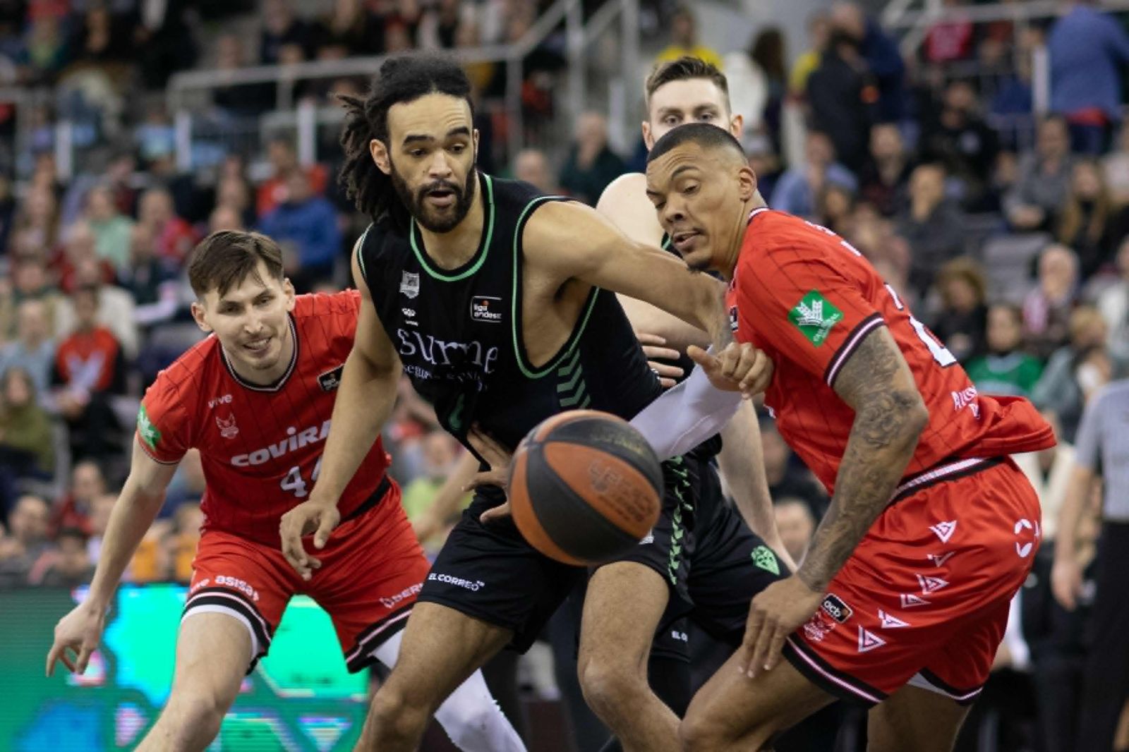Balón suelto en el partido de este domingo entre Covirán Granada y Surne Bilbao Basket