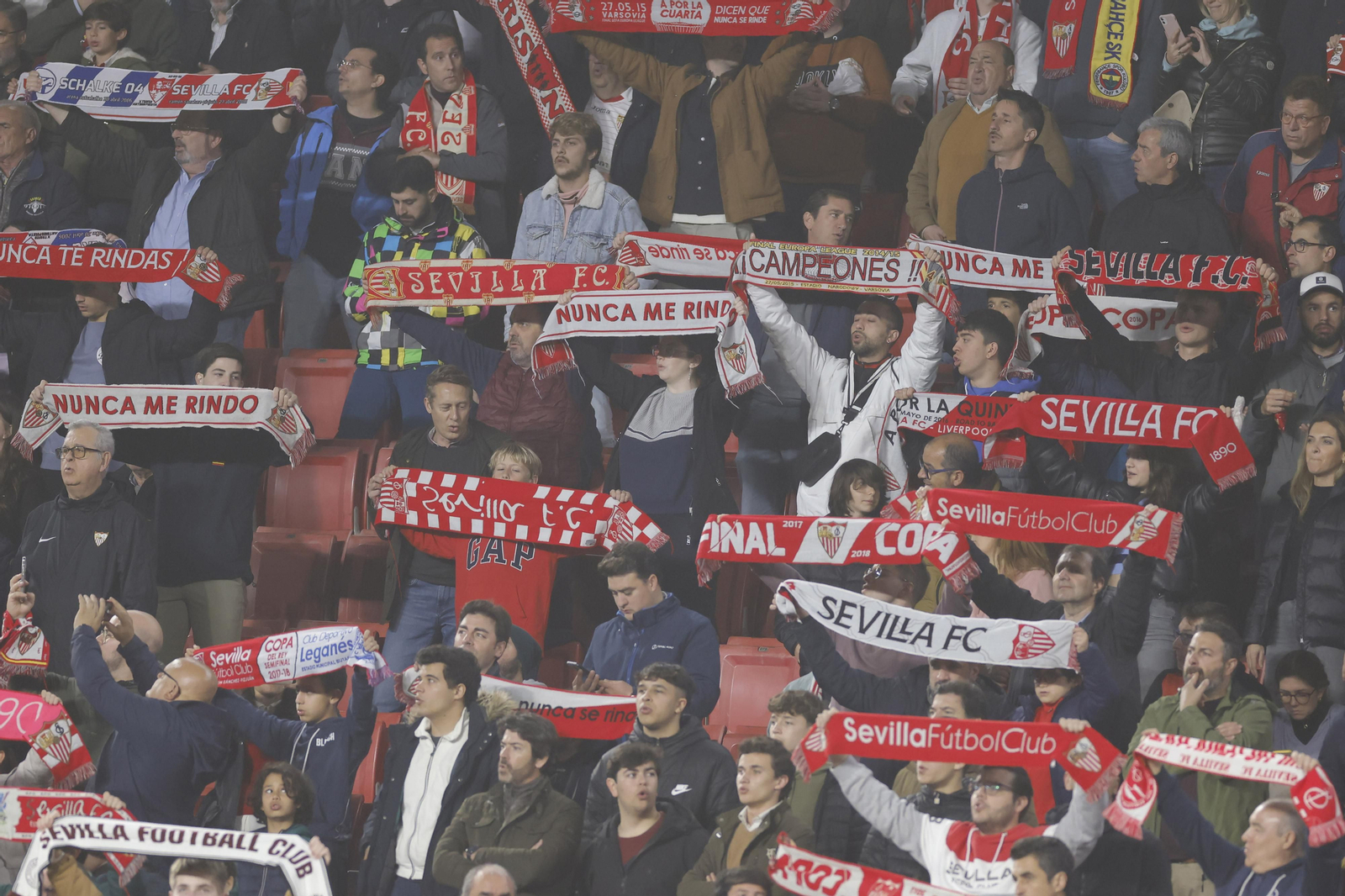 Búscate en las fotos del Sevilla-Fenerbahçe,