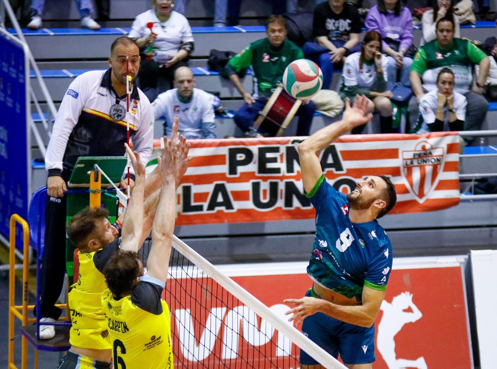 Las imágenes del Unicaja Costa de Almería-Leleman Conqueridor, primer partido del play off por el título de Superliga en Almería