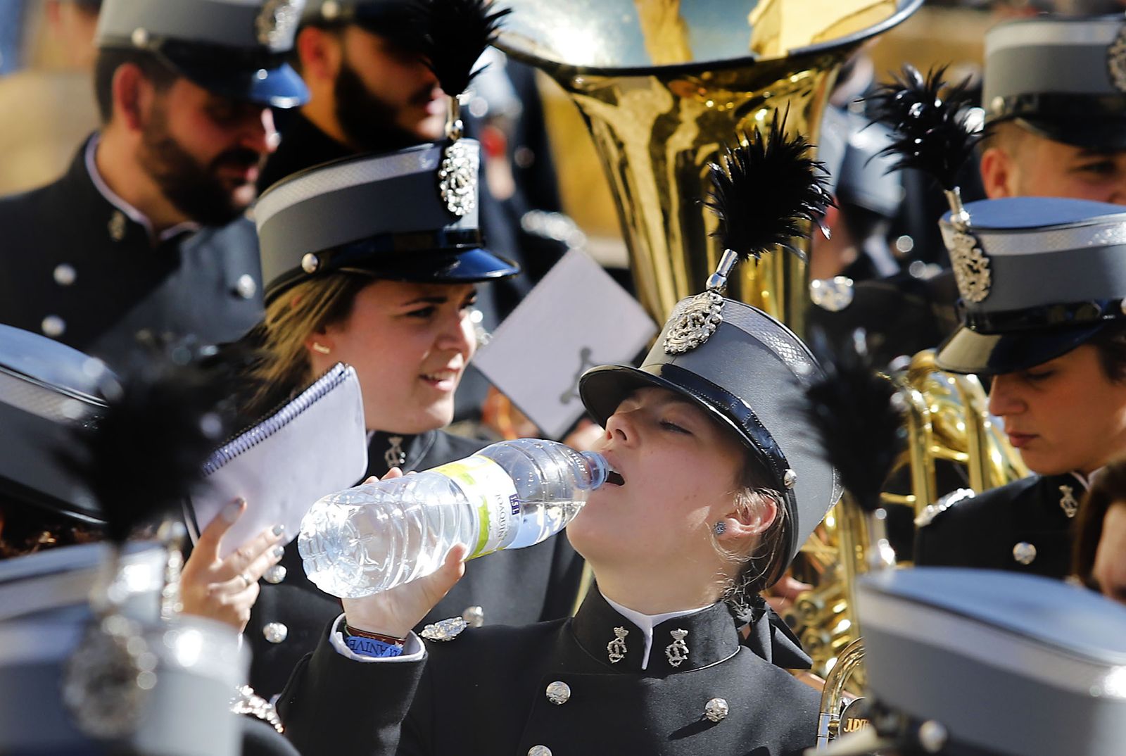 El Resucitado procesiona por el barrio de la Hispanidad de Huelva
