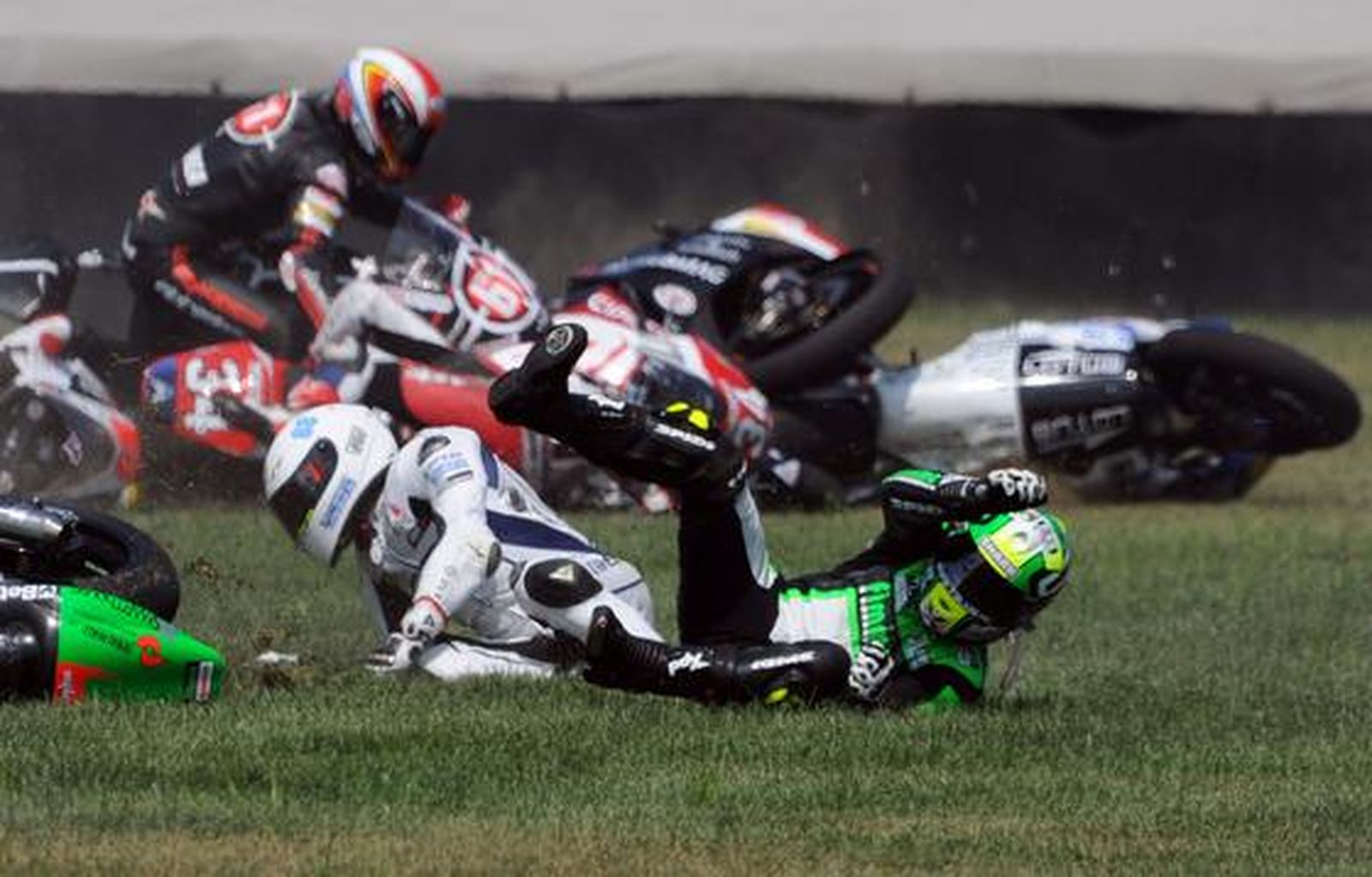 Caída múltiple en la categoría Moto 2 del Gran Premio de Indianápolis.

Foto: EFE
