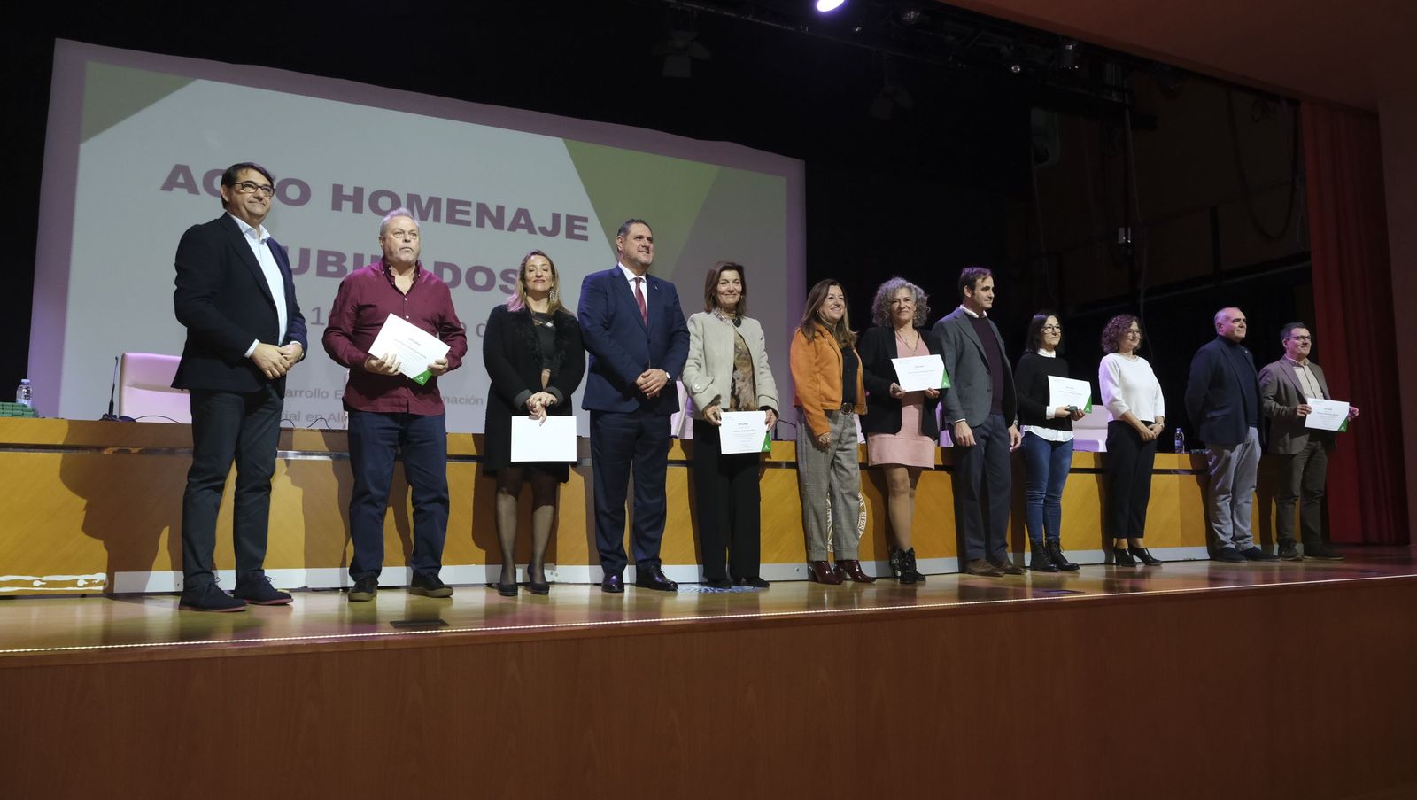 Los maestros docentes jubilados reciben su homenaje en la paraninfo de la UAL