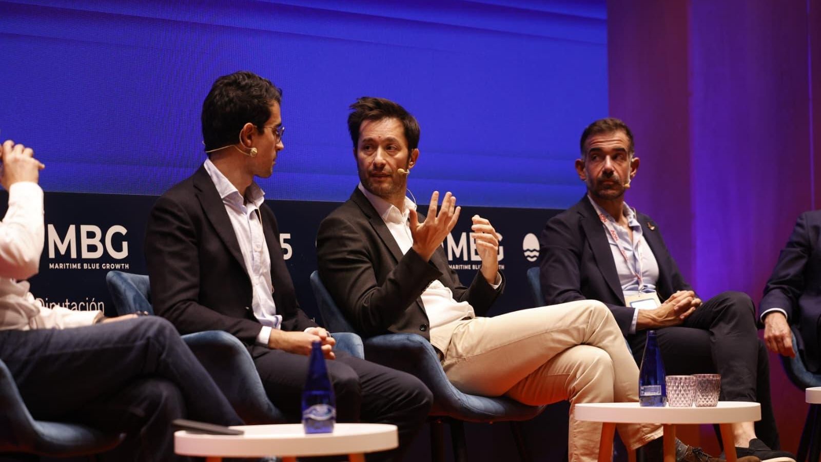Carlos Groba se dirige hacia Carlos Muñoz-Royo durante la charla.