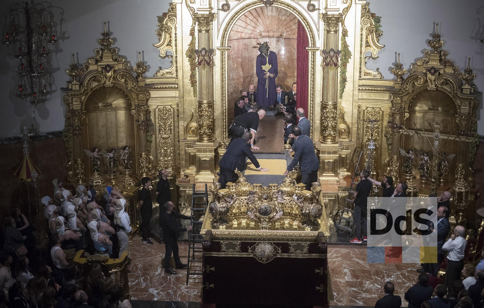 La subida del Señor del Gran Poder a su paso