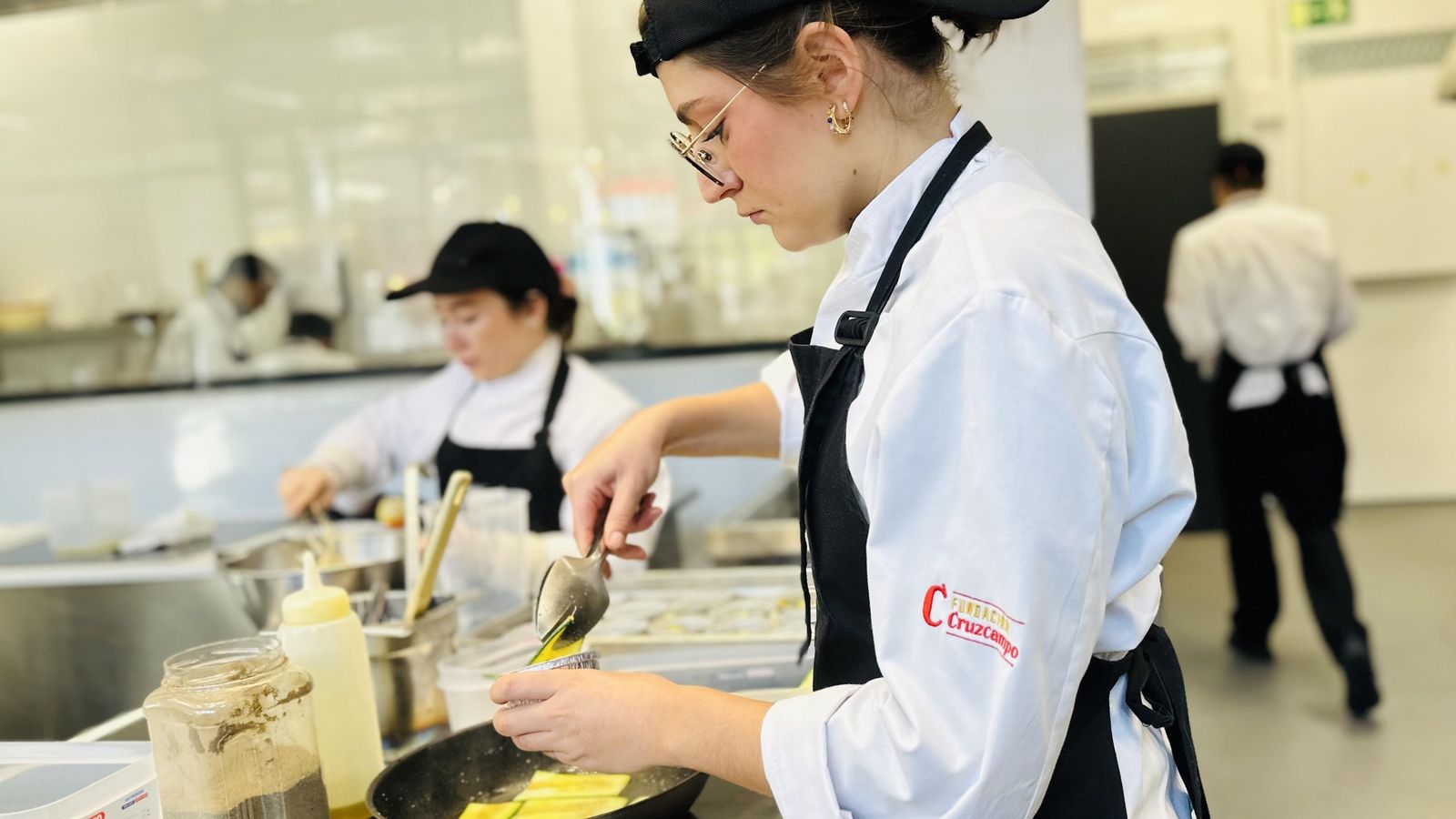 Una de las alumnas becadas en la última edición de las becas de la Fundación Cruzcampo