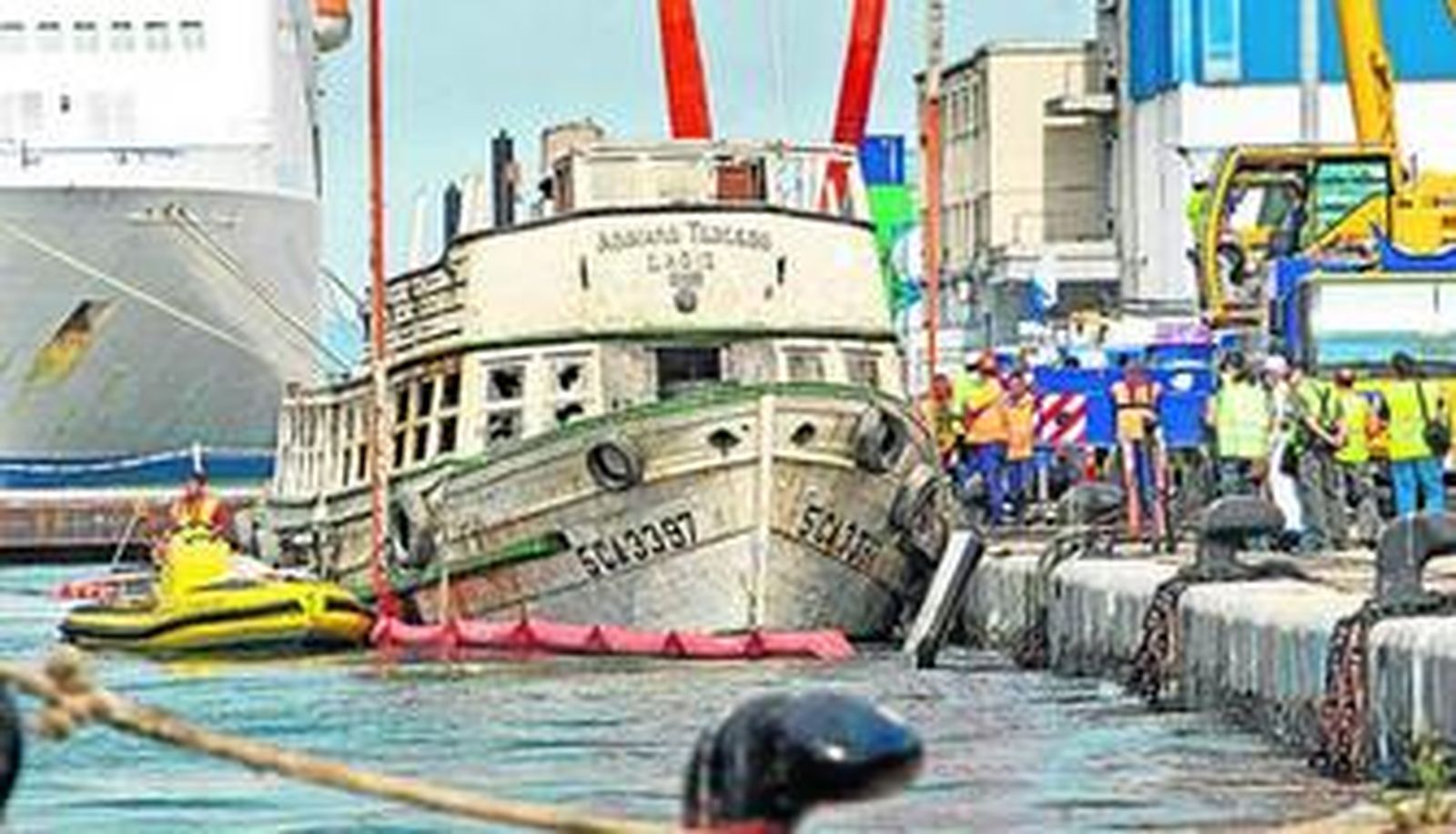 El 'Adriano III', ya en la superficie, en el muelle de Cádiz, donde se hundió el pasado 30 de agosto.