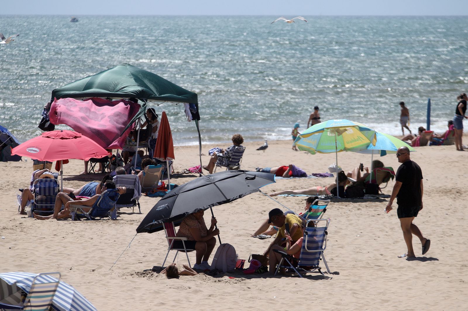 Imágenes de ambiente en la playa en la tarde del sábado