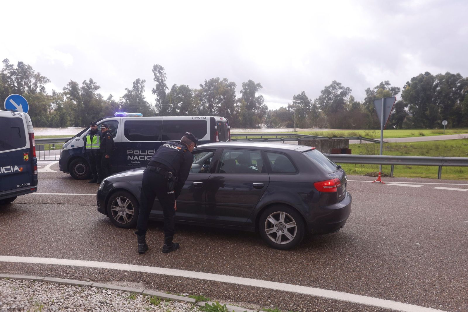 Los vecinos de Alcolea y de las parcelas de Guadalvalle siguen desalojando sus casas, en imágenes