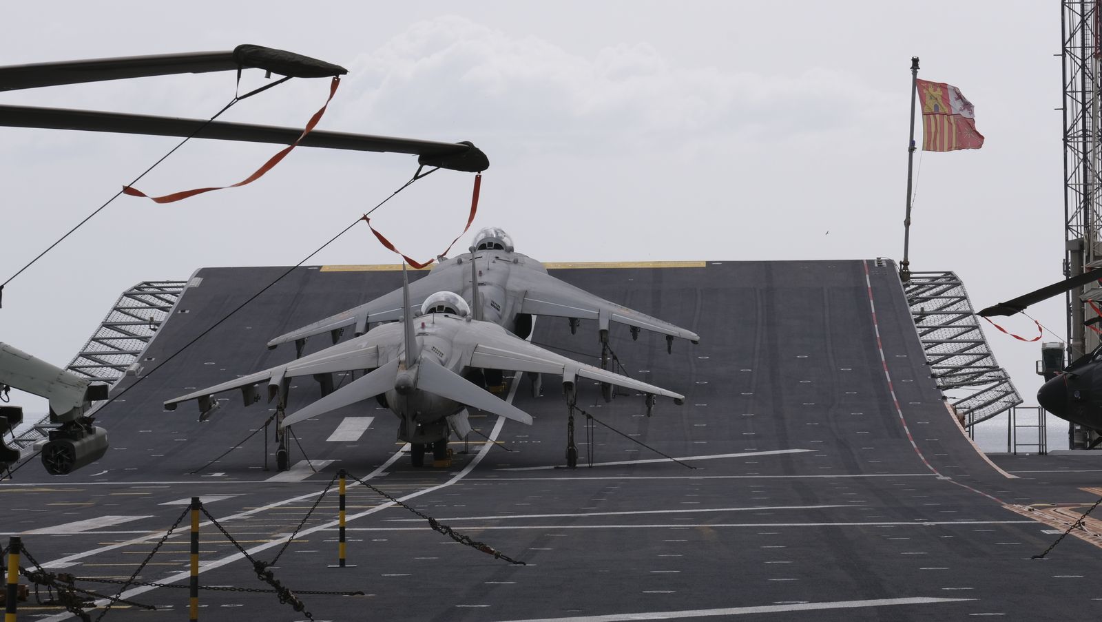 Fotogalería de la visita al portaaviones Juan Carlos I. Puerto de Almería.
