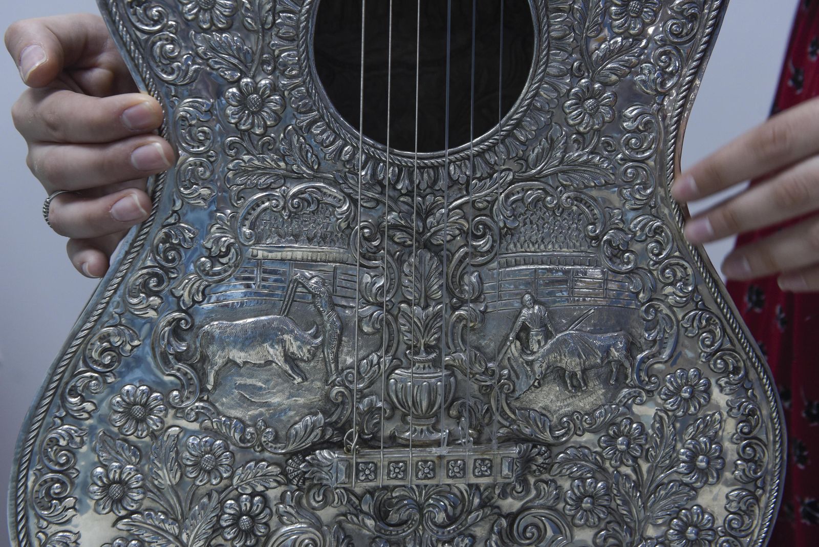 las escenas relacionadas con los toros que contiene la guitarra labrada por Cayetano González.