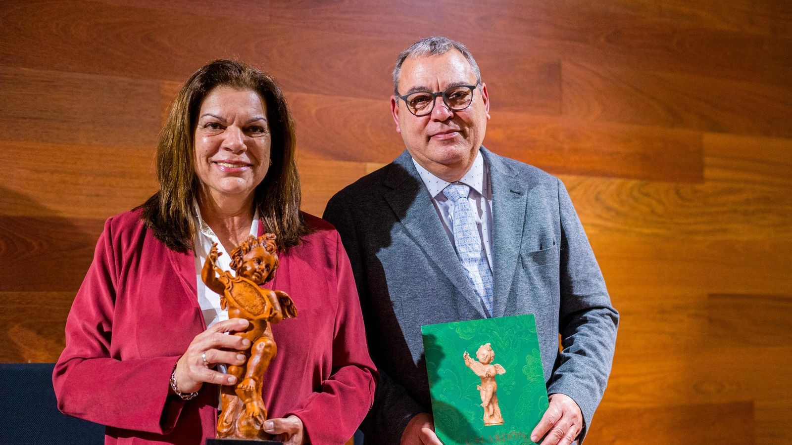 Ana Pérez Peralta y Juan Pérez Bey, tras recibir el galardón La Venera en San Fernando