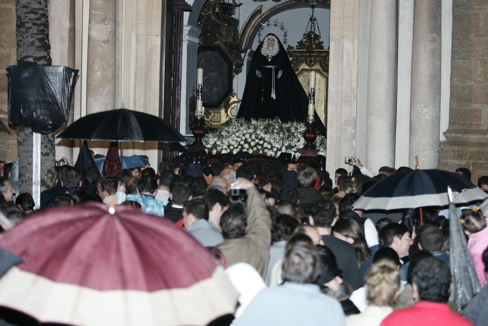 Multitud de paraguas entre el público ante la salida de Ecce Mater Tua en 2006.
