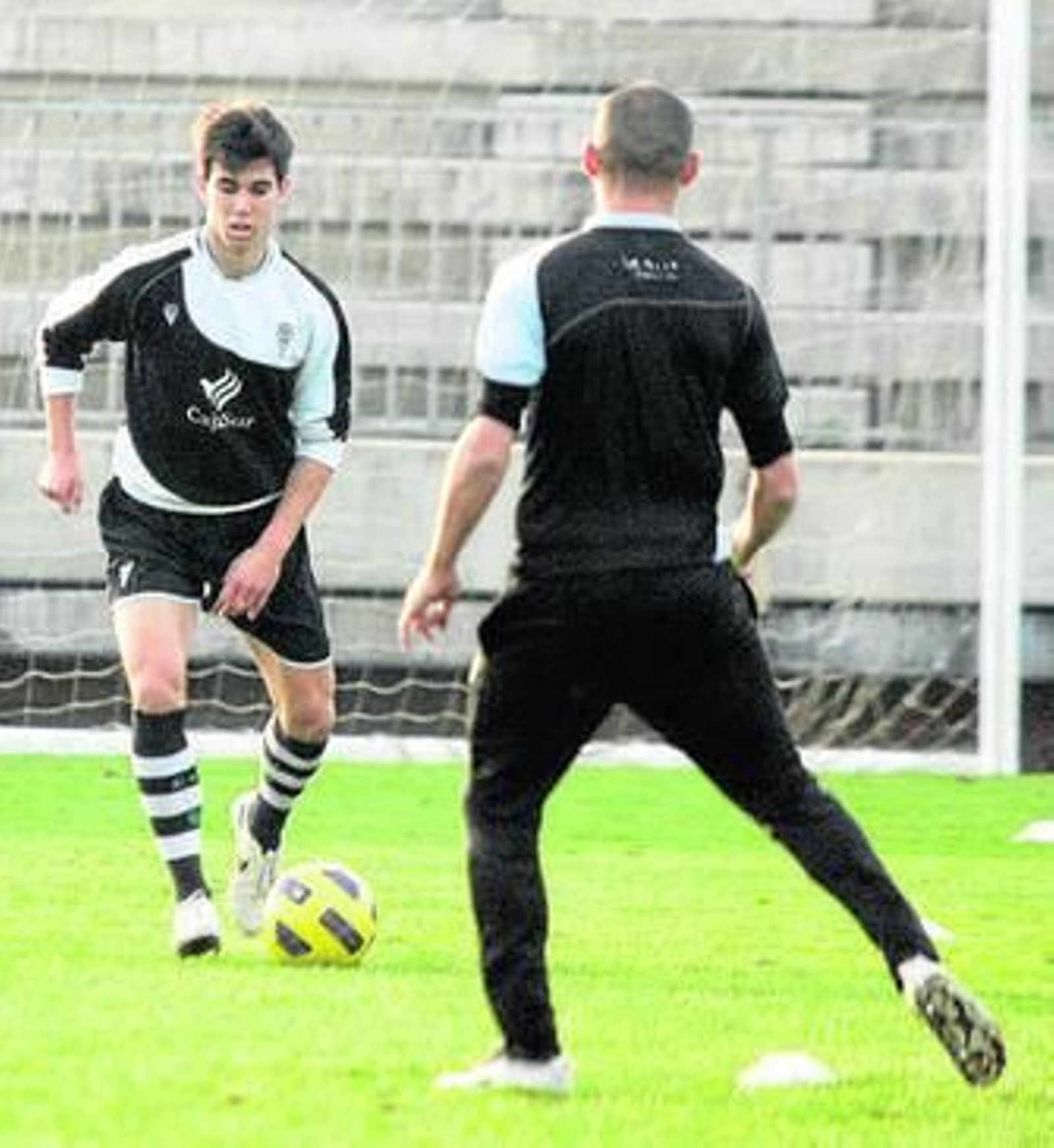 Fede Vico maniobra ante Jorge Luque en la sesión del miércoles. Fede Vico maniobra ante Jorge Luque en la sesión del miércoles.