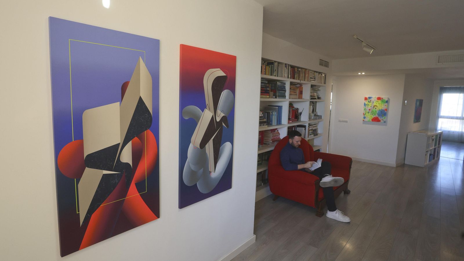 Cristian Mellado leen en su biblioteca con las dos obras de Drili en primer término. Cristian Mellado leen en su biblioteca con las dos obras de Drili en primer término.