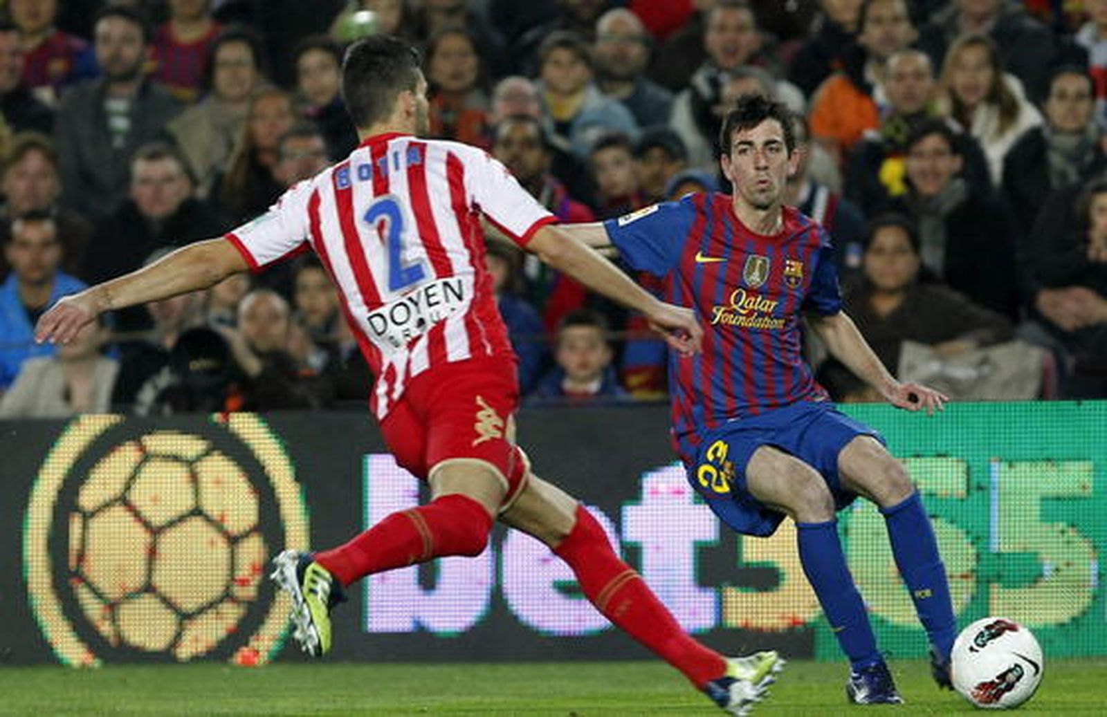 El Barcelona sufre para ganar con diez al Sporting de Gijón. / EFE