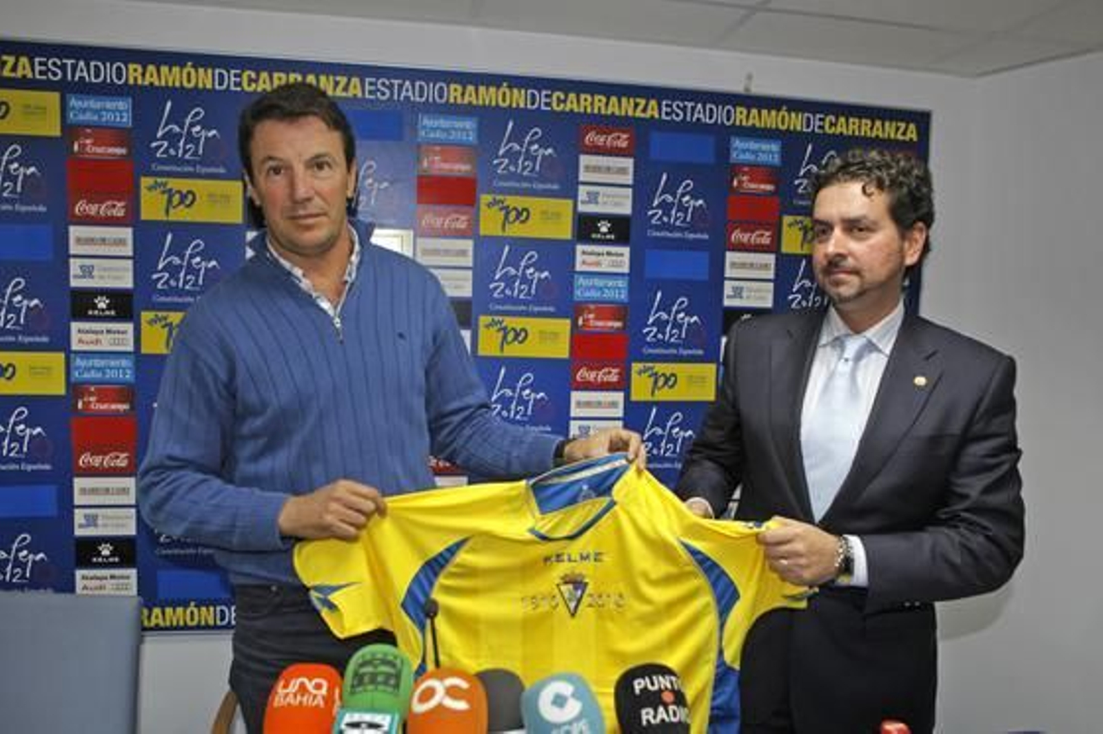 El nuevo entrenador amarillo posa con la camiseta del equipo. 

Foto: Borja Benjumeda