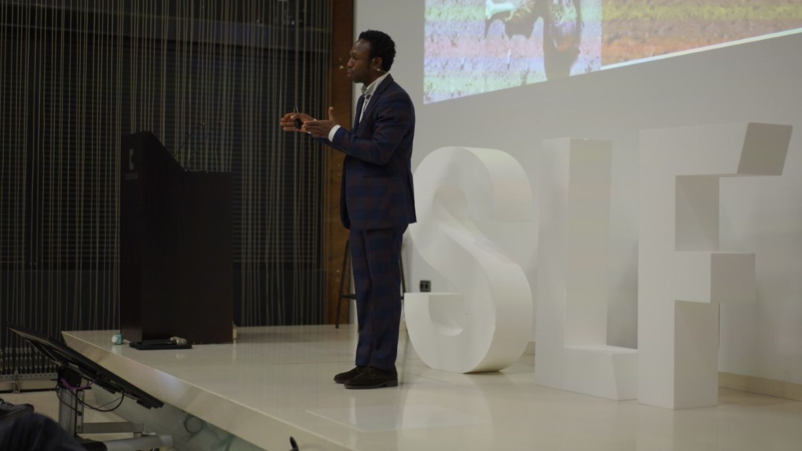 Ousman Umar, fundador de Nasco Feeding Minds en el seminario de la Fundación Eduarda Justo