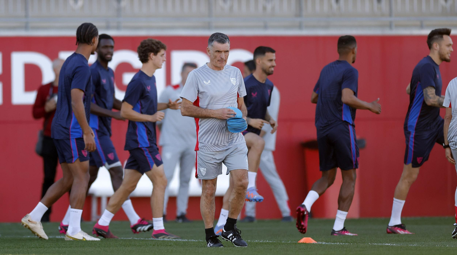El primer entrenamiento de Mendilibar como entrenador del Sevilla Fc, en imágenes
