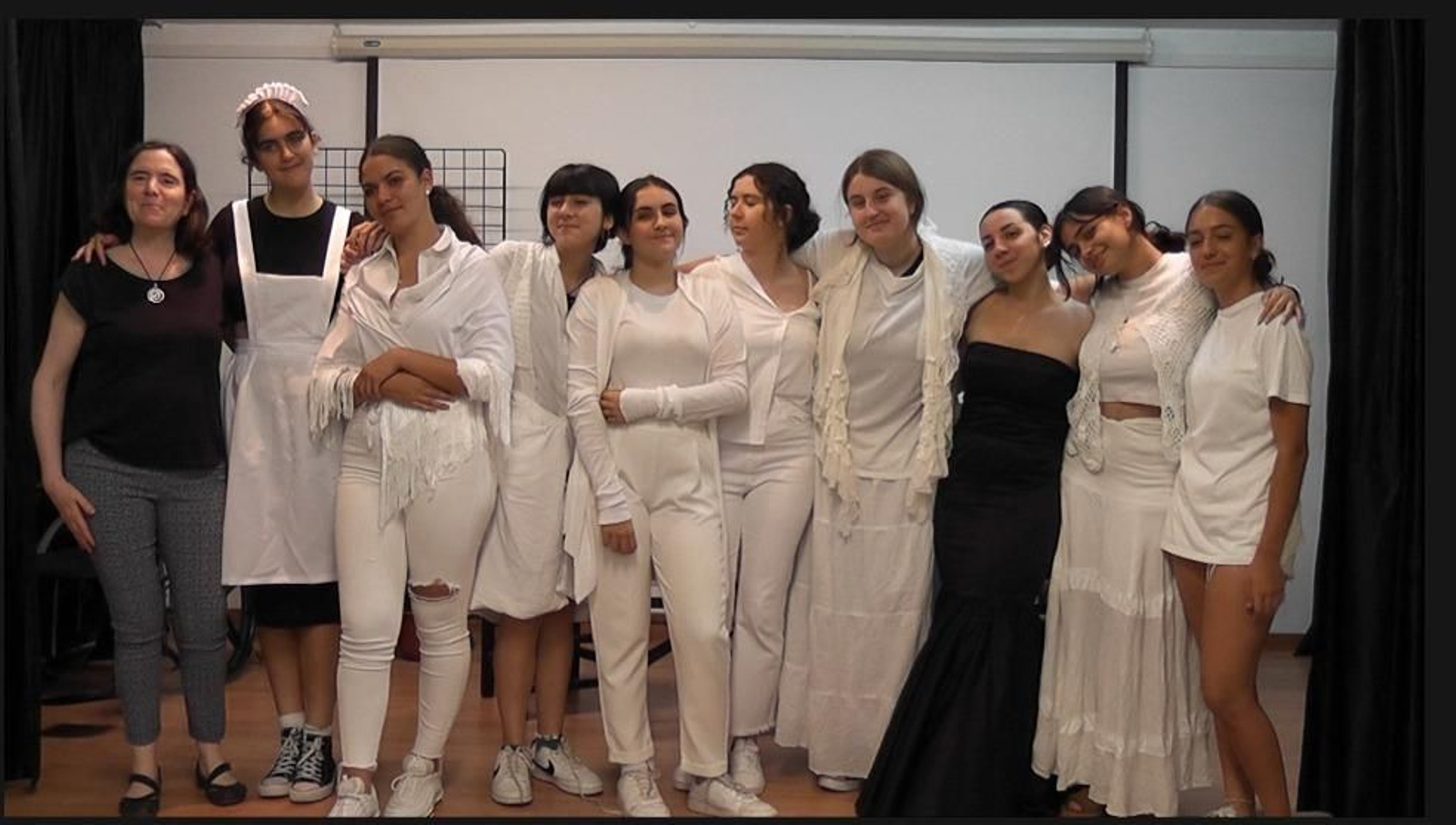Lola Sarazá, a la izquierda, con algunas de las alumnas que han realizado el proyecto. Lola Sarazá, a la izquierda, con algunas de las alumnas que han realizado el proyecto.