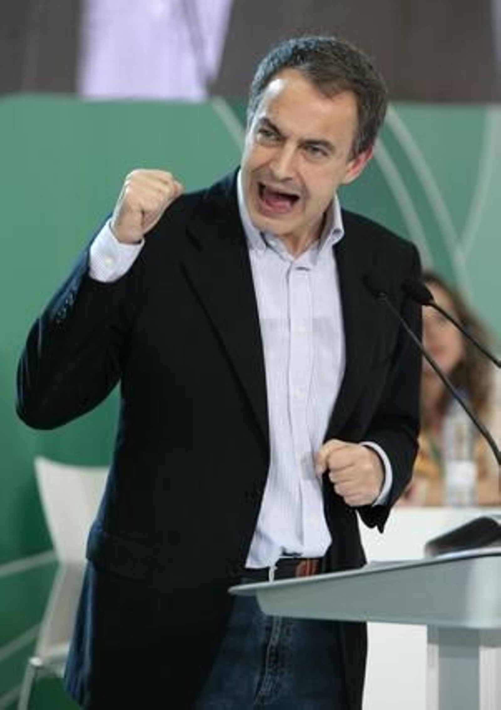 Zapatero habla durante su discurso. / Juan Carlos Muñoz