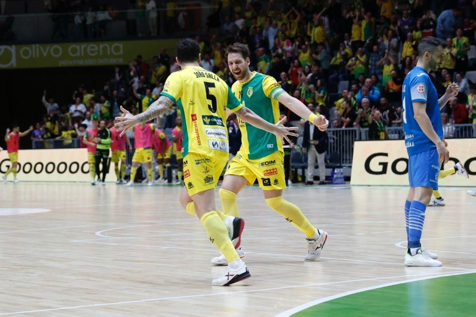Alan Brandi y Joao Salla celebran el 3-2 nada más iniciarse la segunda mitad.