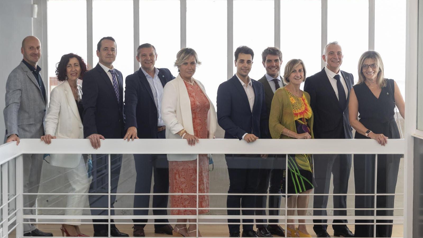 Foto de familia de la nueva Junta de Gobierno del COAATGR. Foto de familia de la nueva Junta de Gobierno del COAATGR.