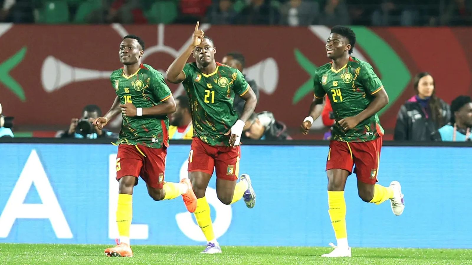 Karl Etta Eyong festeja el único tanto del encuentro de Camerún contra Gabón.