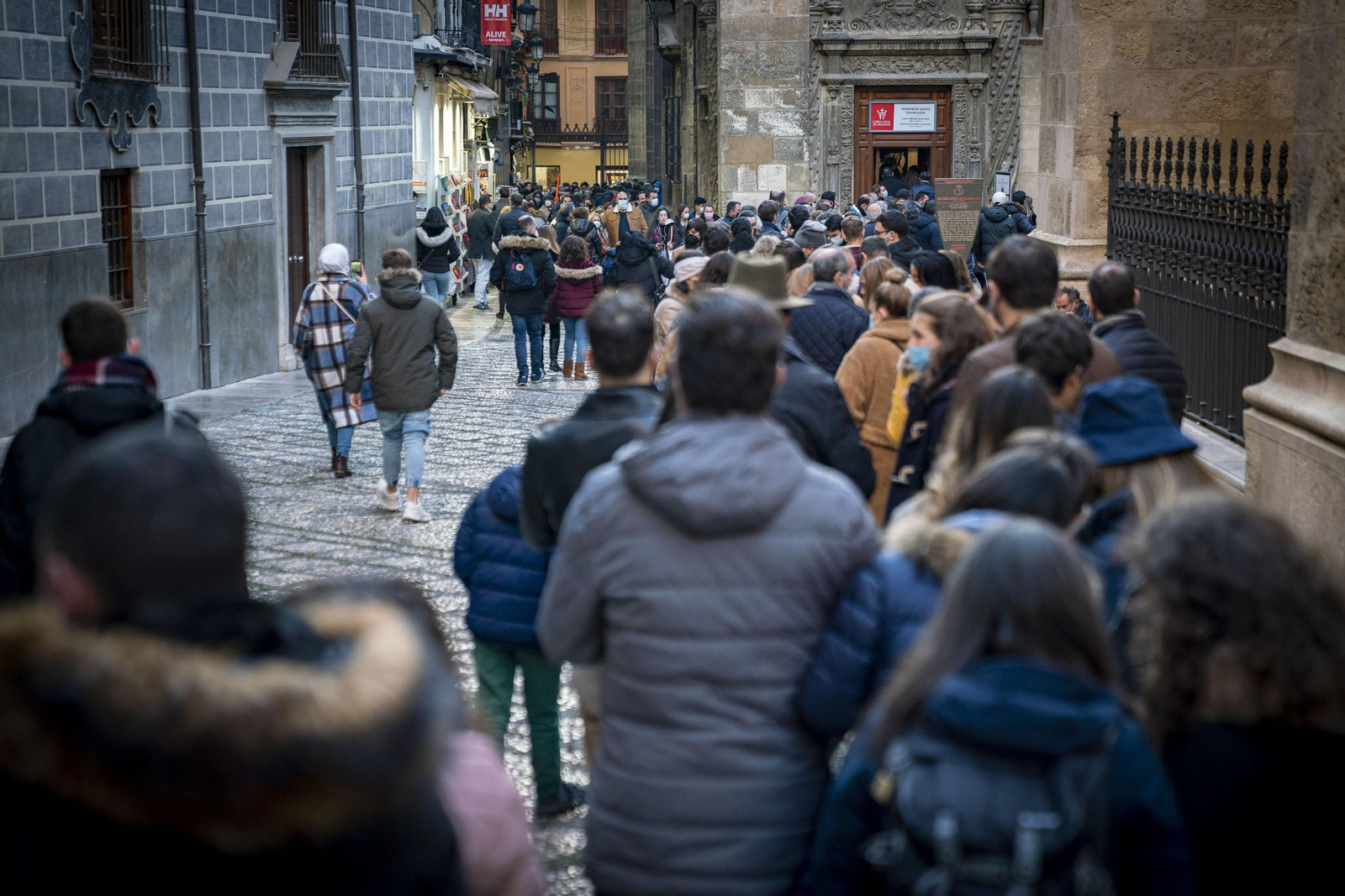 Granada supera el medio millar de contagios en un día.
