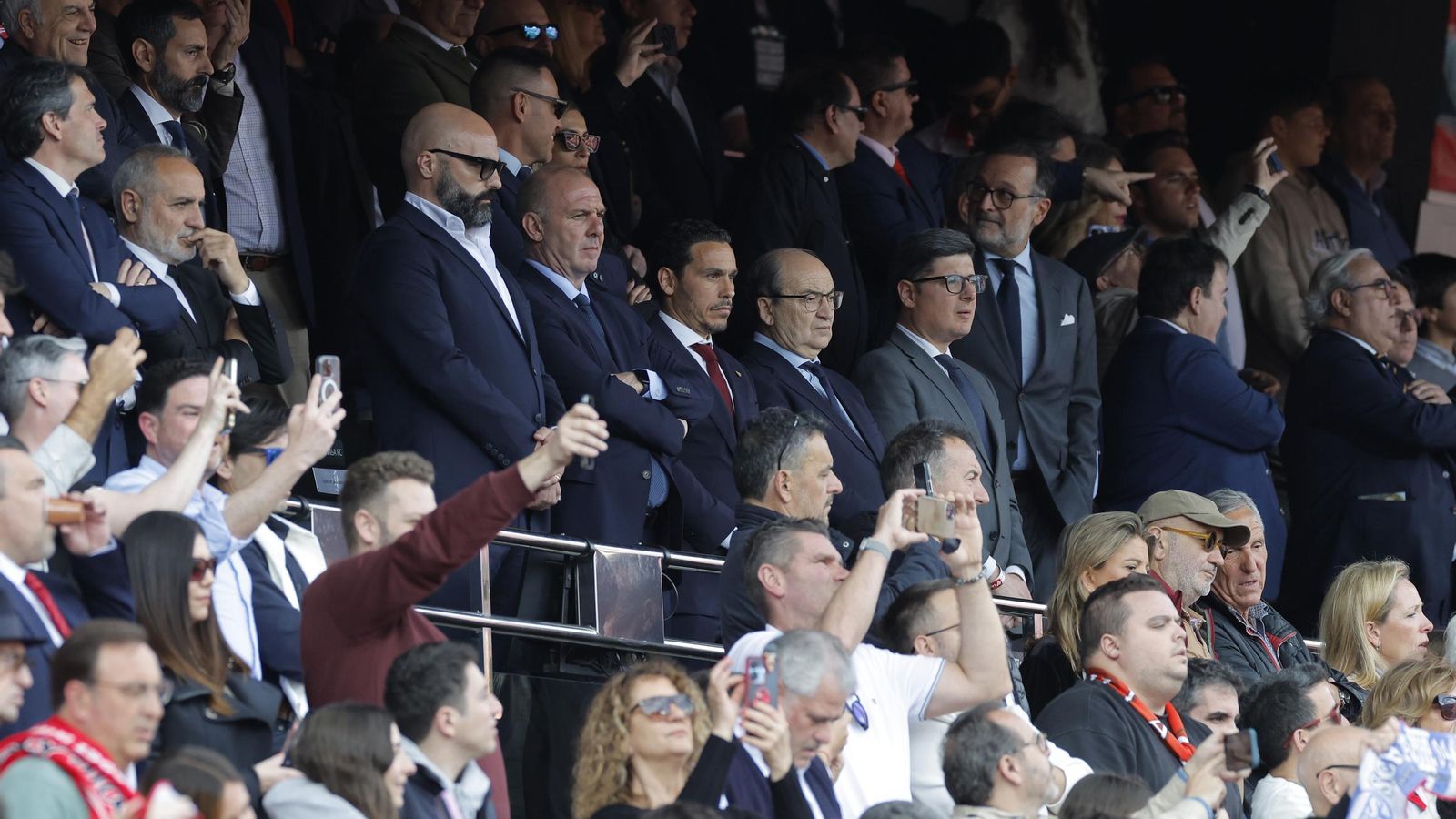 Una imagen del palco, con Alberto Pérez Solano tras Del Nido Carrasco y Castro.