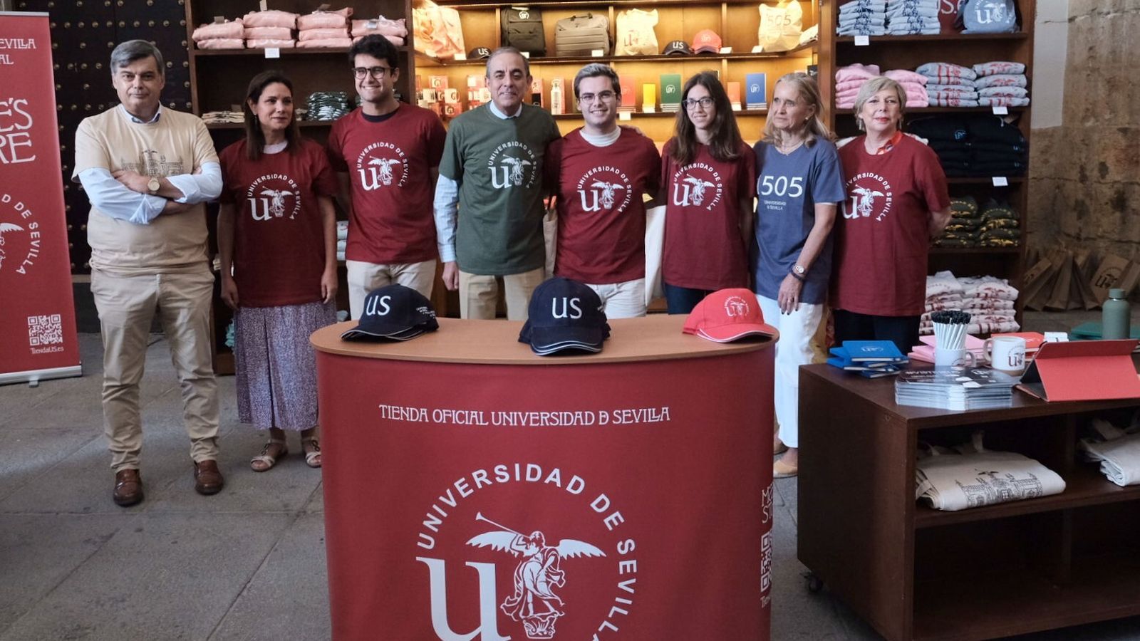 El rector Miguel Ángel Castro en la tienda de la Universidad de Sevilla