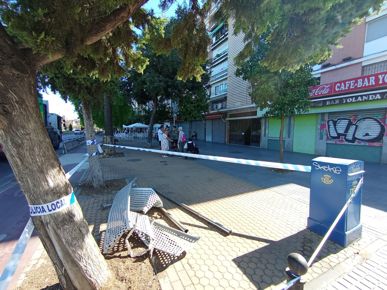 Vallas dañadas tras el accidente en la avenida de Cádiz.
