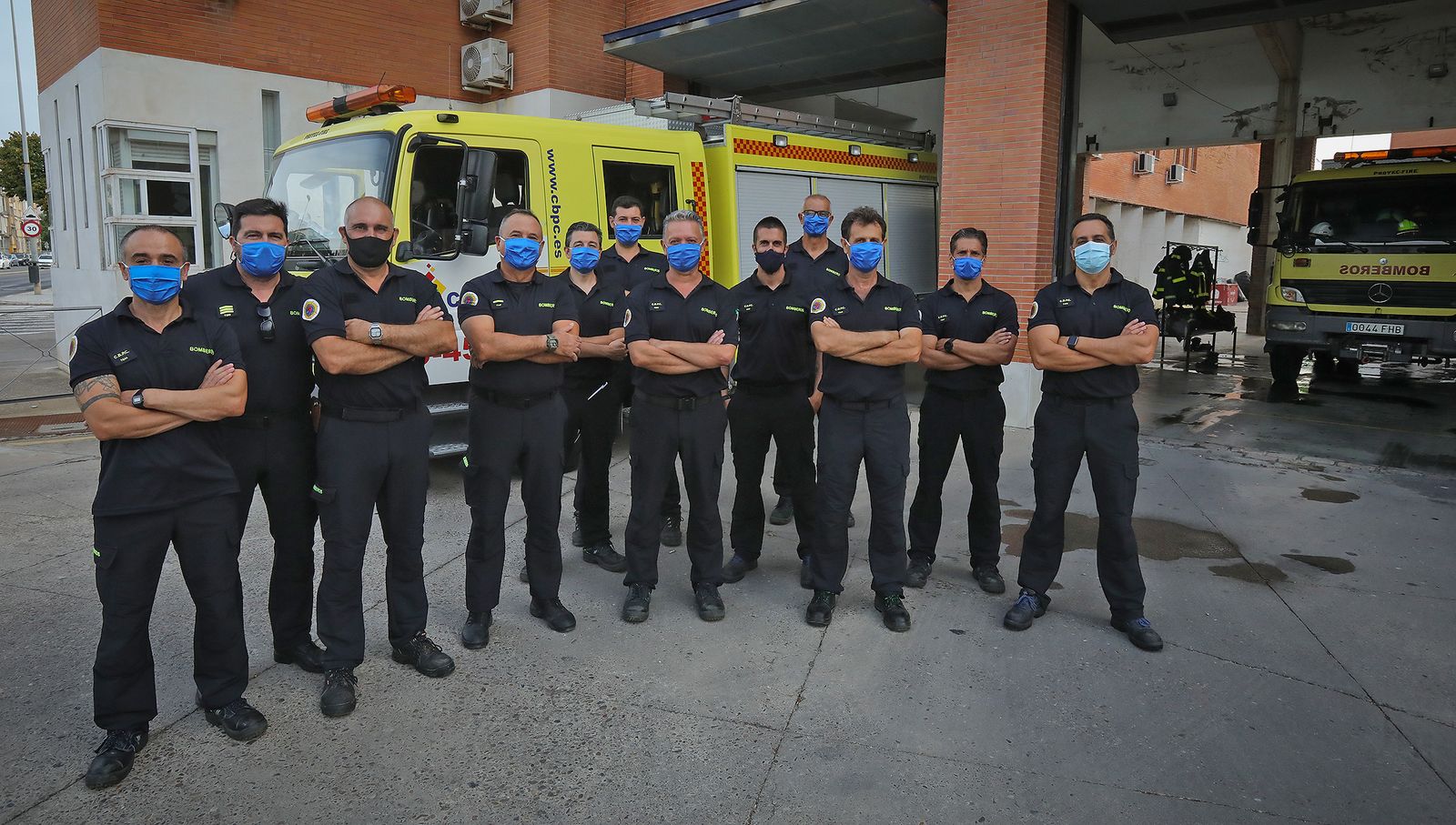 Homenaje sorpresa de bomberos y familiares del sargento 'Dioni' en su última guardia