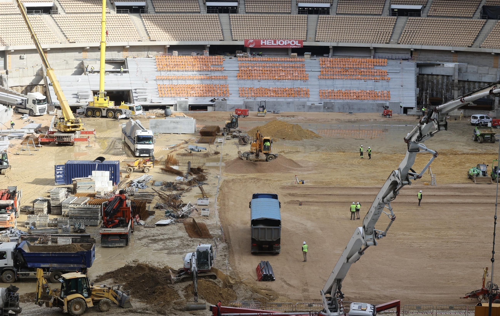 Visita del presidente de la R Federación Española de Fútbol a las obras del  Estadio de La Cartuja