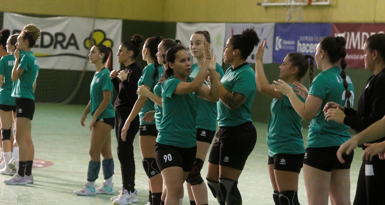 Las jugadoras del Itea Córdoba se saludan antes de arrancar un partido en La Fuensanta.