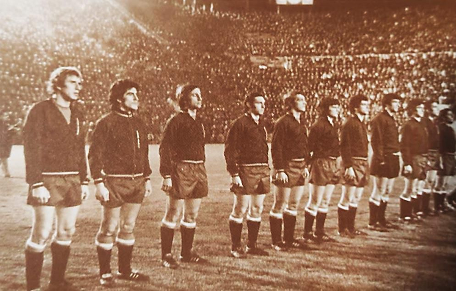 El azulgrana Rexach y el madridista Benito, en los himnos del España-Escocia en Valencia, 5 de febrero de 1975.