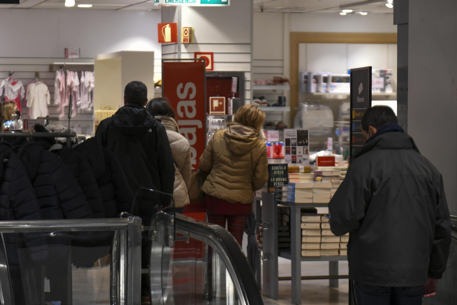 Fotos: el inicio de las rebajas en el Corte Inglés de Granada